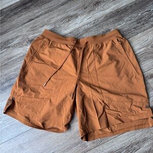 lululemon License to Train linerless 7”